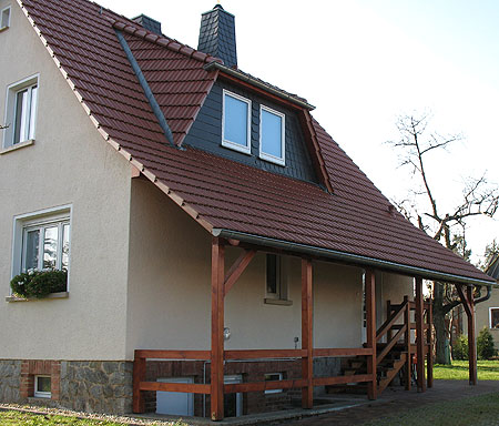 Dachumdeckung · Muldenfalzziegel E 20 · rot engobiert · angefertigte Dachverlängerung über Eingang mit integriertem Geländer