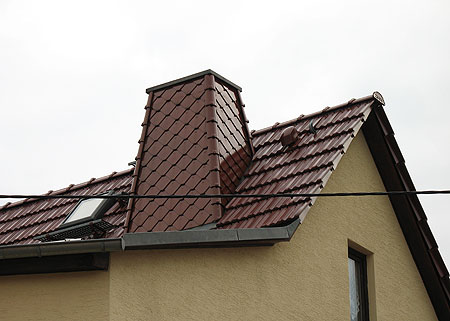 Dachumdeckung · Doppelmuldenfalzziegel Granat · Edelengobe kastanie mit Morion Tonplatte in Wabendeckung bekleidetem Schornstein