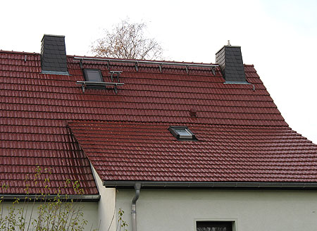 Dachumdeckung · Doppelmuldenfalzziegel Granat · Edelengobe kastanie und Schornsteine · bekleidet mit Faserzementplatten Bogenschnitt 20 x 20