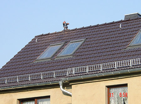 Dachumdeckung · Muldenfalzziegel E 20 · altschwarz engobiert mit Dachschmuck