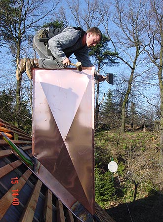 Montage der vorgefertigten Schornsteinbekleidung aus Kupfer
