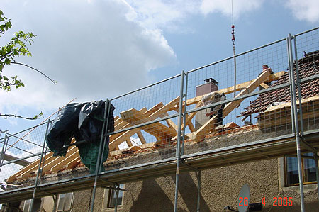 Aufstellen eines selbst zugeschnittenen Dachstuhles auf Altbau