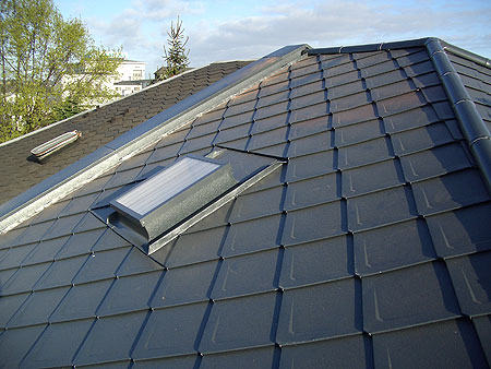 Prefa · Falzschablone, Anthazit, Stucco · Dachfläche mit Fenster