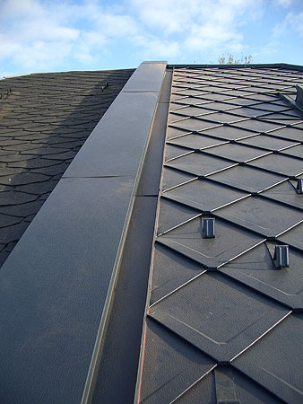 Prefa · Falzschablone, Anthazit, Stucco · Dachfläche mit Anschluß an Brandmauer