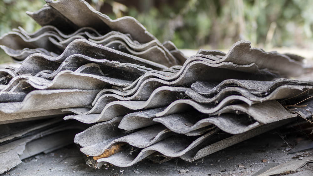 Asbestsanierung Stapel alter Asbestplatten