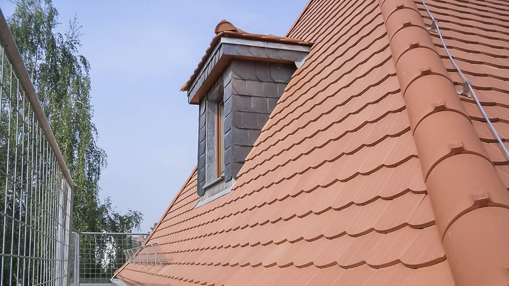 Dacheindeckung Dach mit roter Biberschwanz-Eindeckung