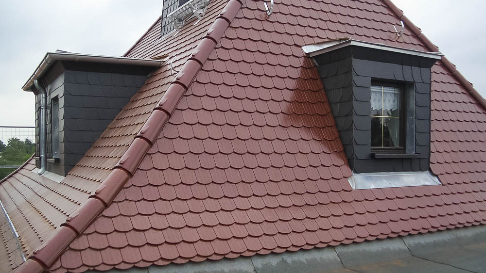 Biberschwanzeindeckung und Gaubenverkleidung mit Bogenschnittschablonen Biberschwanzdach und Gaubenverkleidung mit Bogenschnittschablonen