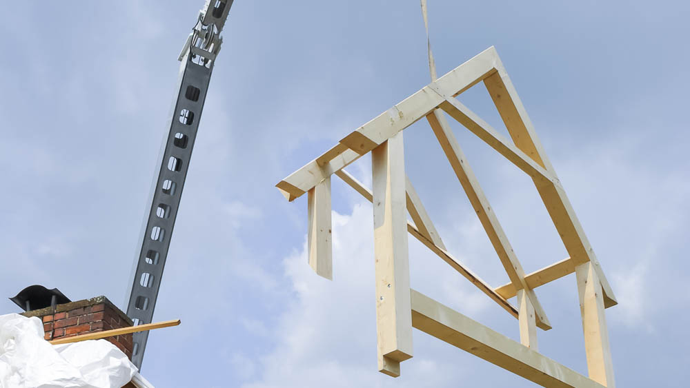 Abbund und Einbau von Dachgauben Holzgaubenrahmen am Kran