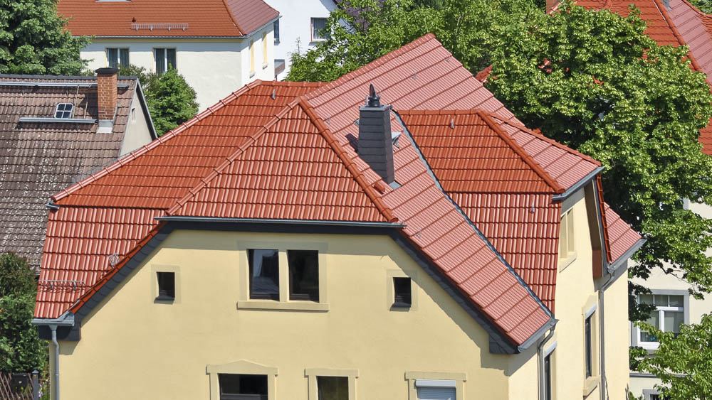 Eindeckung mit Doppelmuldenfalzziegeln Dach mit roten Doppelmuldenfalzziegeln