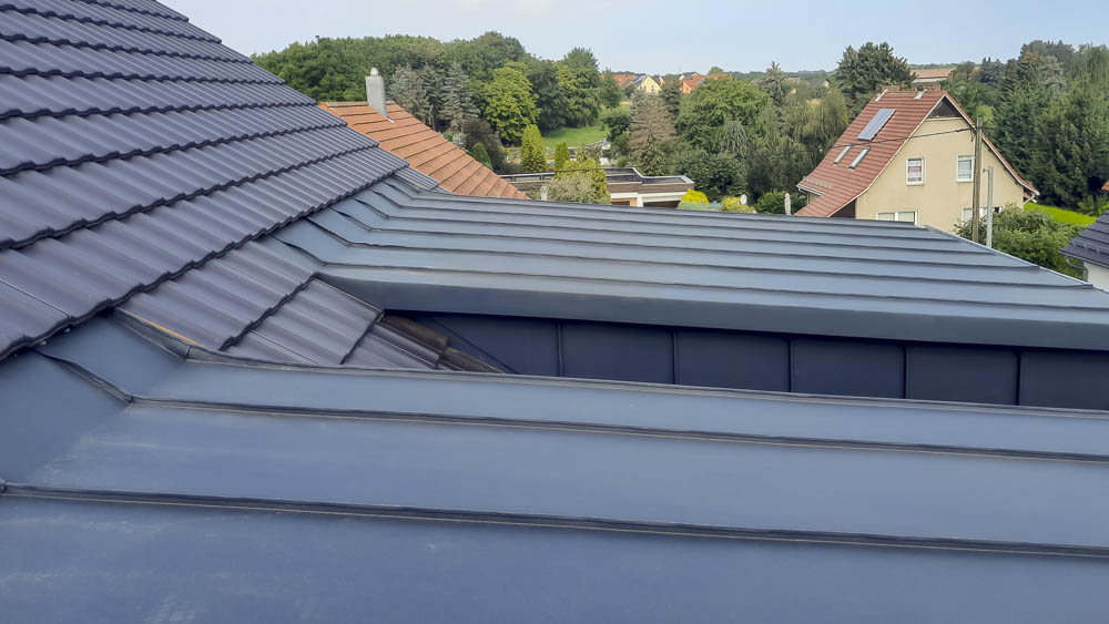 Gaubeneindeckung mit anthrazitfarbigem Blech in Doppelstehfalzeindeckung Gaubendach mit anthrazitfarbigem Blech in Doppelstehfalzeindeckung