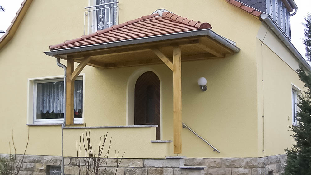 Komplette Eingangsüberdachung mit Holzbau und Dacheindeckung Eingangsüberdachung aus Holz