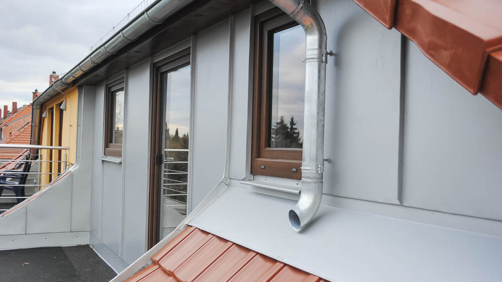 Fassadenverkleidung mit Blech Mit Blech verkleidete Fassade eines Balkons